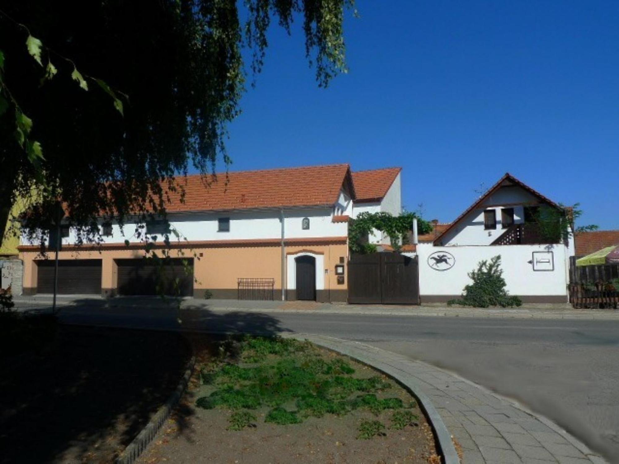 Pension Cerny Jezdec Lednice Buitenkant foto