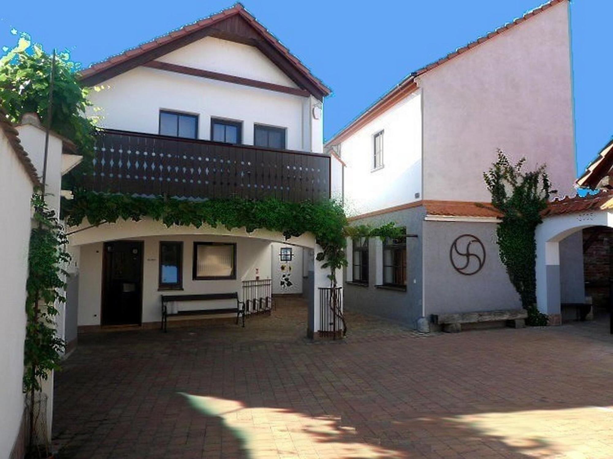 Pension Cerny Jezdec Lednice Buitenkant foto