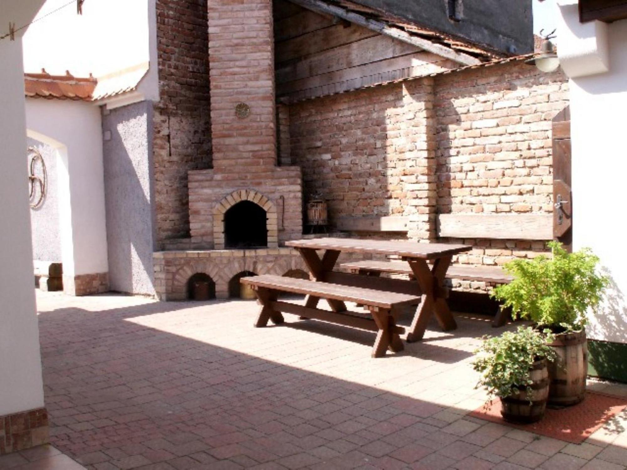Pension Cerny Jezdec Lednice Buitenkant foto