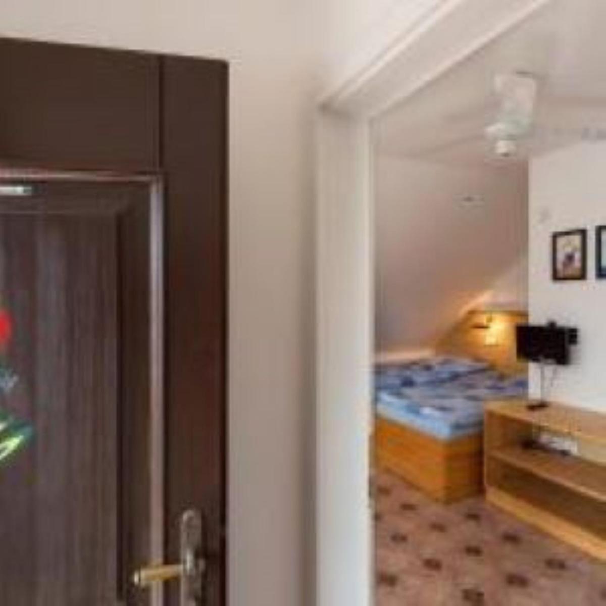 Pension Cerny Jezdec Lednice Buitenkant foto